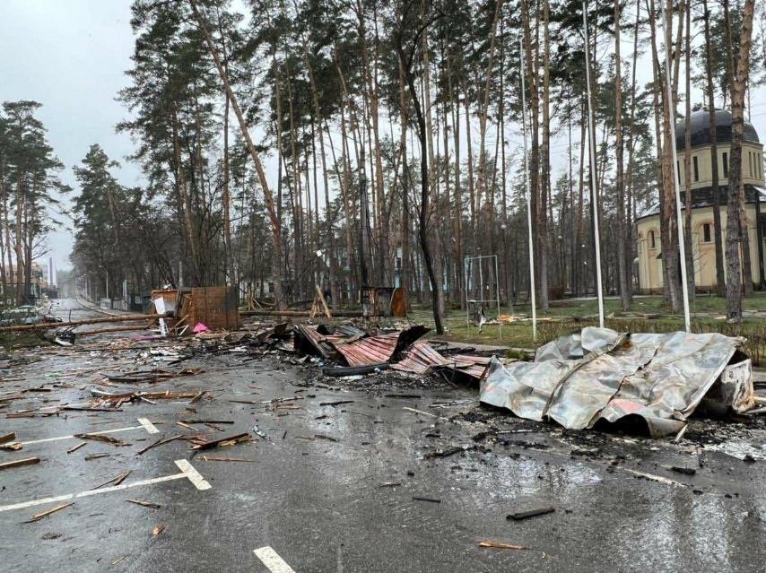 Російський снаряд знищив сімейну справу в Ірпені. Фото Акіма Галімова
