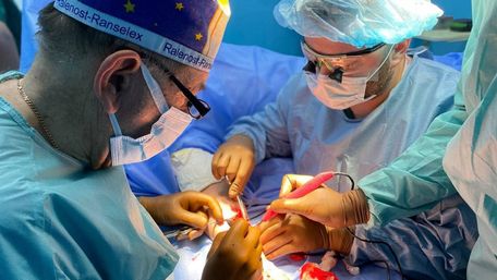Львівські хірурги пересадили захиснику нерв зі стегна на руку
