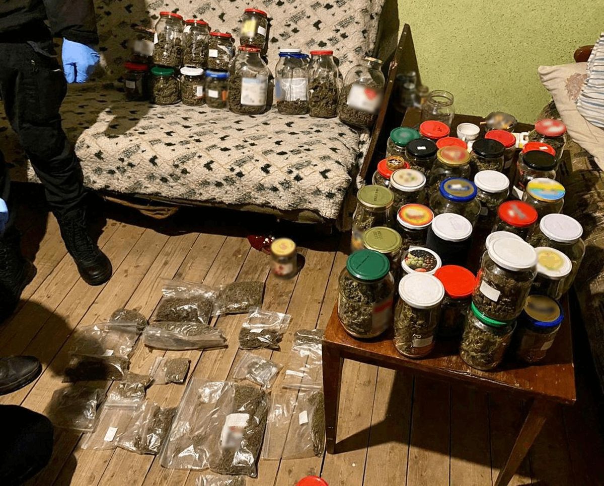 У 38-річного закарпатця вдома виявили понад 50 банок із марихуаною
