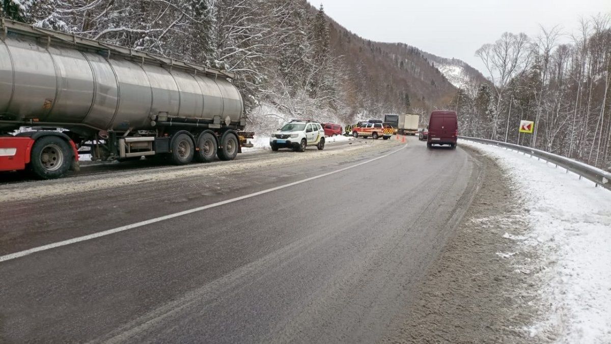 На Львівщині у ДТП з вантажівкою загинула людина, троє травмувалися