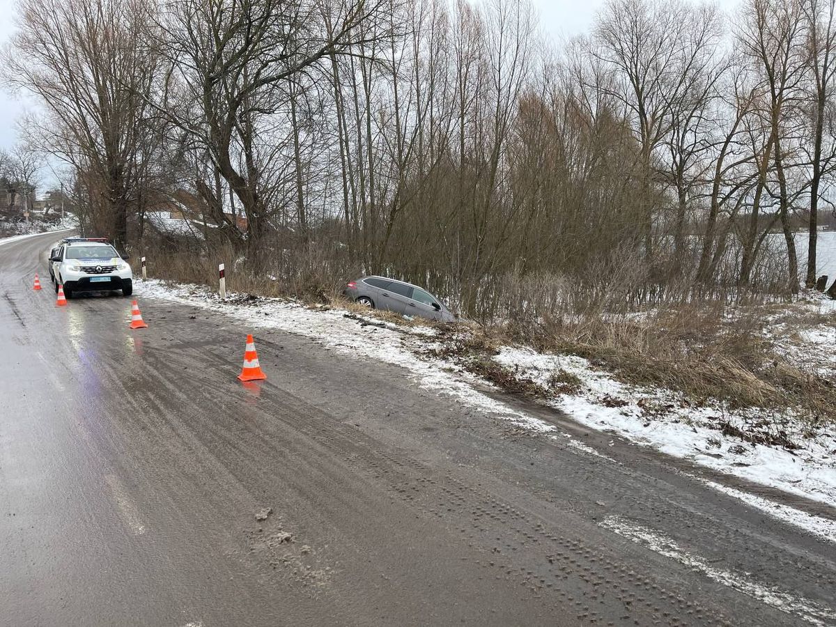 22-річний водій в'їхав у натовп пішоходів біля Рівного, четверо потерпілих