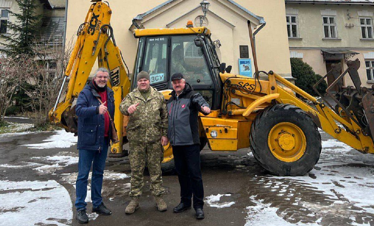 Хорова капела «Дударик» подарувала 103 бригаді ТрО екскаватор