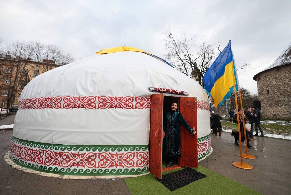 Казахська громада відкрила у центрі Львова юрту незламності 