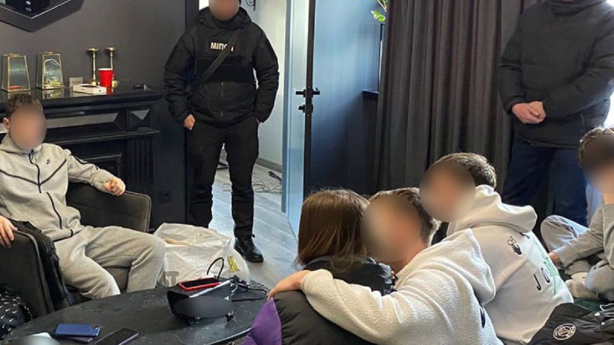 Двом фігурантам відео з непритомними дівчатами вручили підозри, ще шістьом – повістки