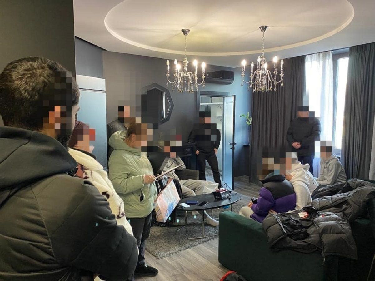 Організаторів вечірок з непритомними жінками звинуватили у поширенні порно