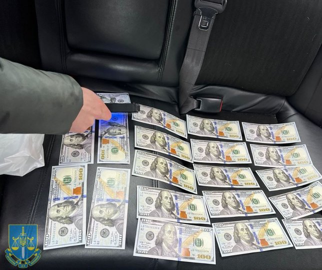 Підозрюваного затримали, коли він отримував частину грошей від потенційного ухилянта (фото прокуратури)