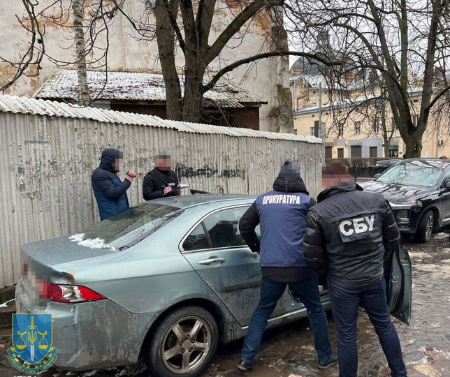Підозрюваного затримали, коли він отримував частину грошей від потенційного ухилянта (фото прокуратури)