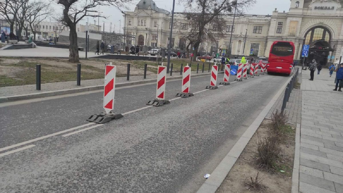 Біля залізничного вокзалу у Львові встановили делініатори