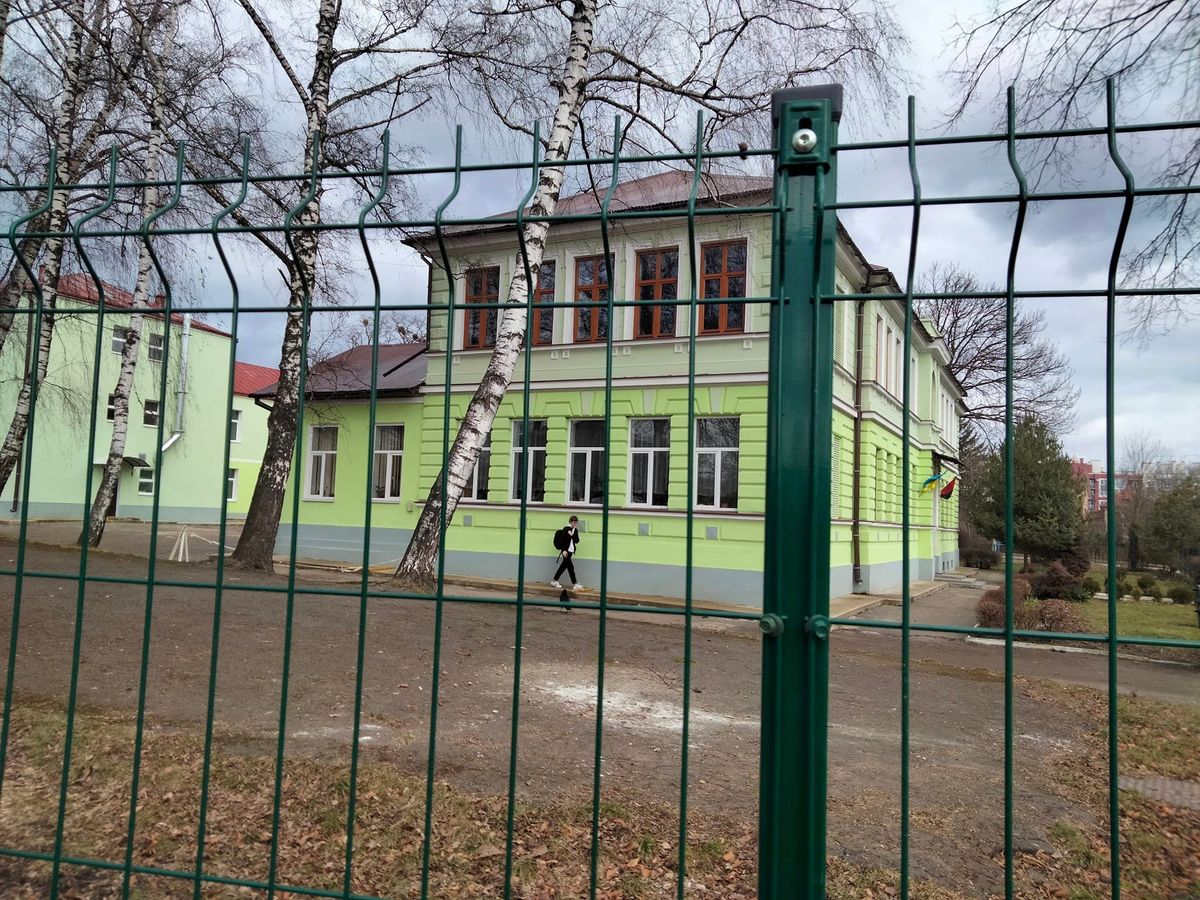 Усі середні школи у Чернівцях облаштують огорожами за 10 млн грн 