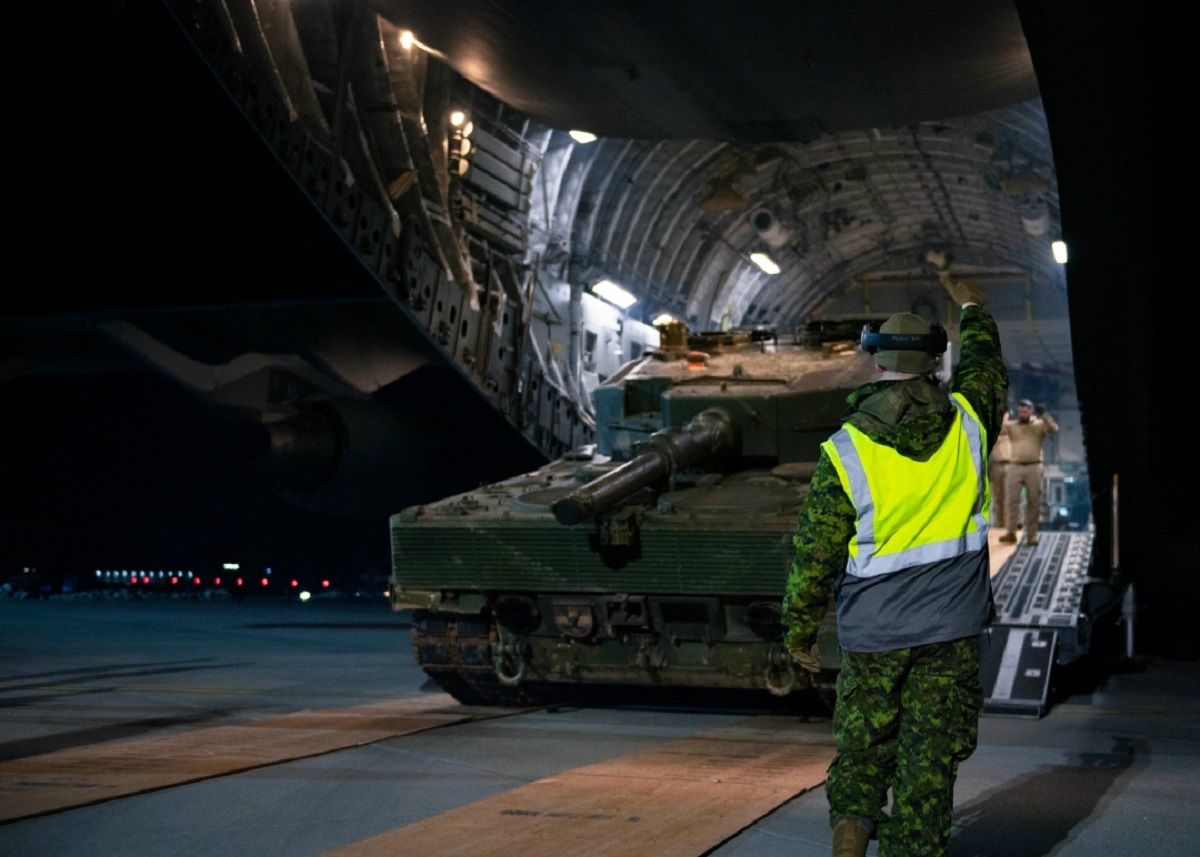 Перший канадський Leopard 2 для України прибув до Польщі
