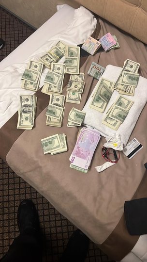 На момент затримання чоловік вже встиг витратити частину крадених грошей. У нього вилучили 66,5 тис. доларів та 16,2 тис. євро