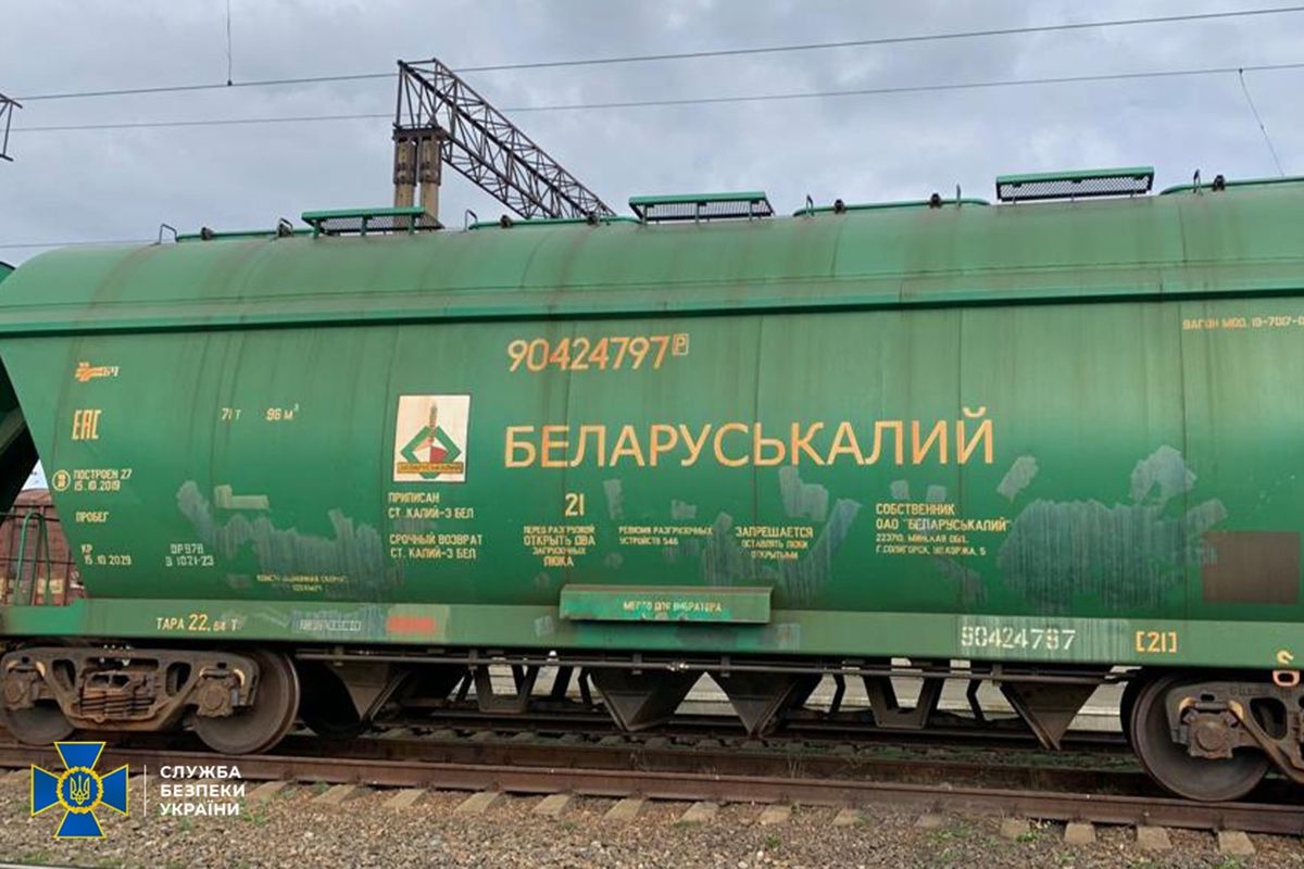 В Україні арештували 170 російських та білоруських вагонів із міндобривом