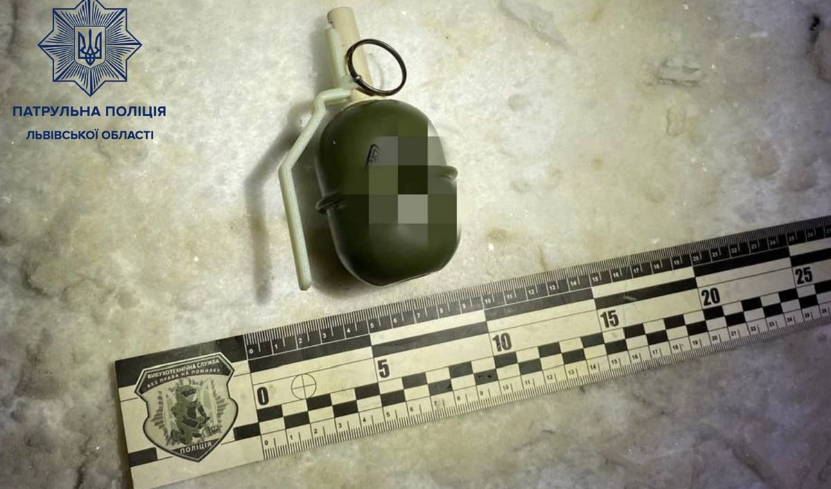 У Львові затримали п’яного таксиста, який погрожував водію муляжем гранати