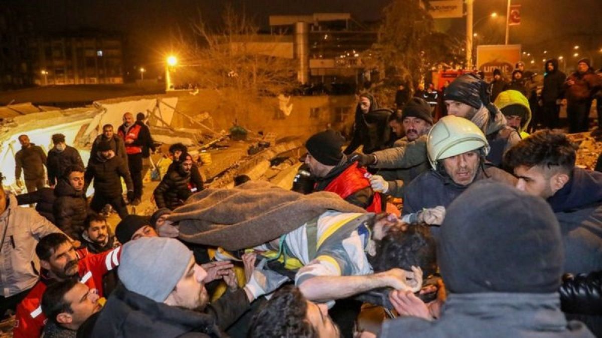 Кількість жертв землетрусів у Туреччині та Сирії перевищила 4,3 тис. людей