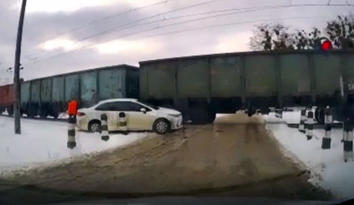 19-річний водій Toyota зіткнувся з поїздом на переїзді у Брюховичах
