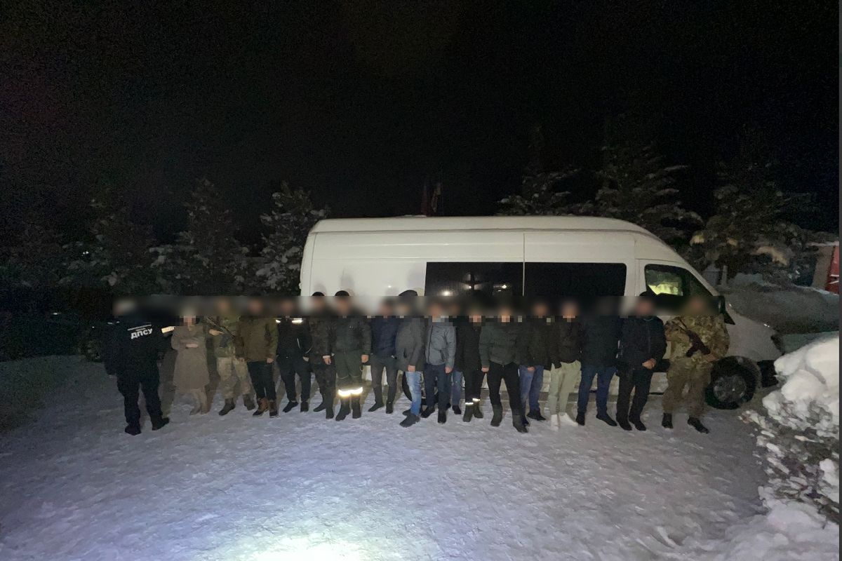 Чернівецькі прикордонники затримали два мікроавтобуси з ухилянтами 