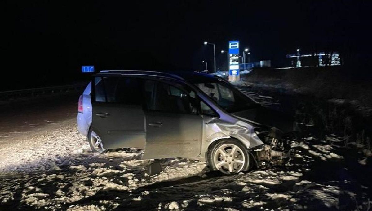 На трасі біля Бродів авто в’їхало у відбійник, є постраждала