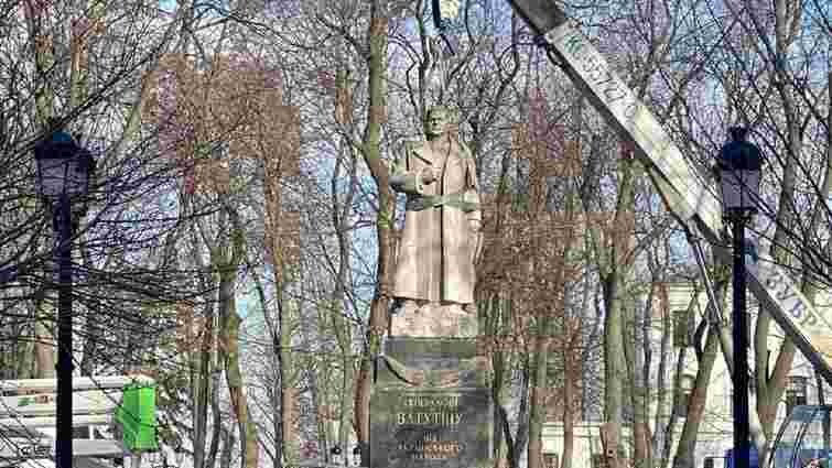 У Києві демонтували пам’ятники радянському генералу Ніколаю Ватутіну