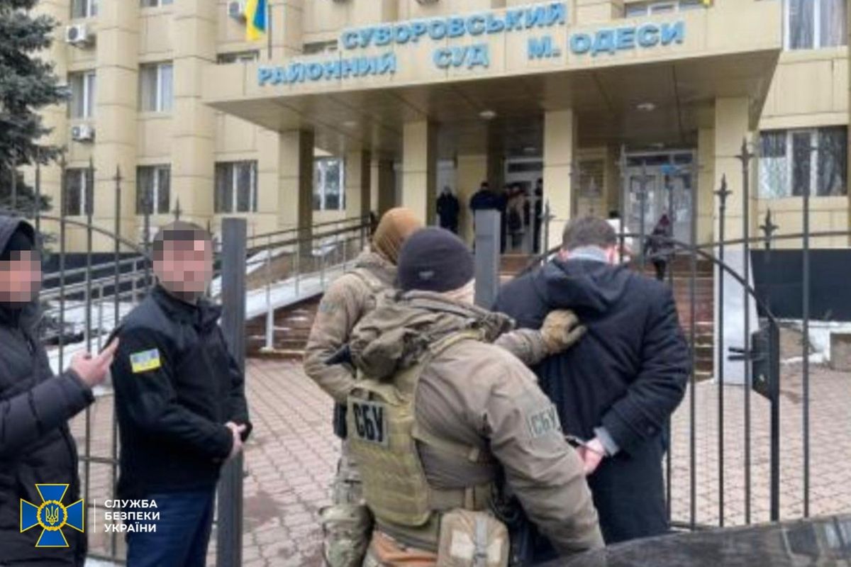 ​В Одесі помічник судді попереджав підозрюваних про обшуки