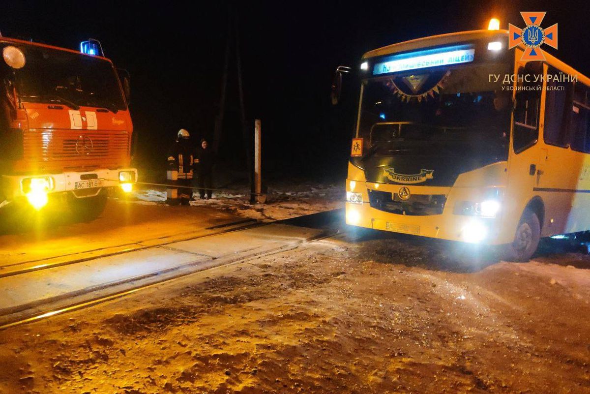 На Волині шкільний автобус зіткнувся із потягом на залізничному переїзді 