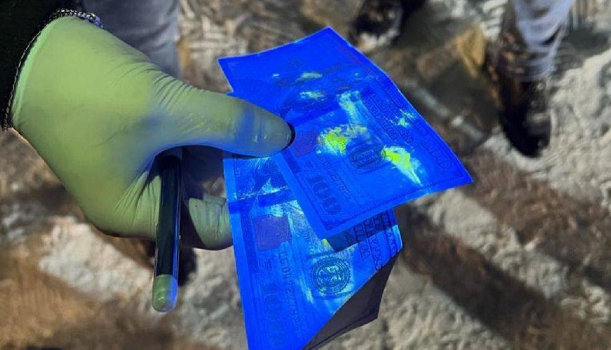Львівського податківця затримали за регулярні хабарі від торгівця алкоголем