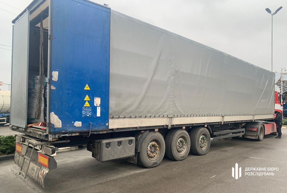 Волинських митників підозрюють у контрабанді золота і платини