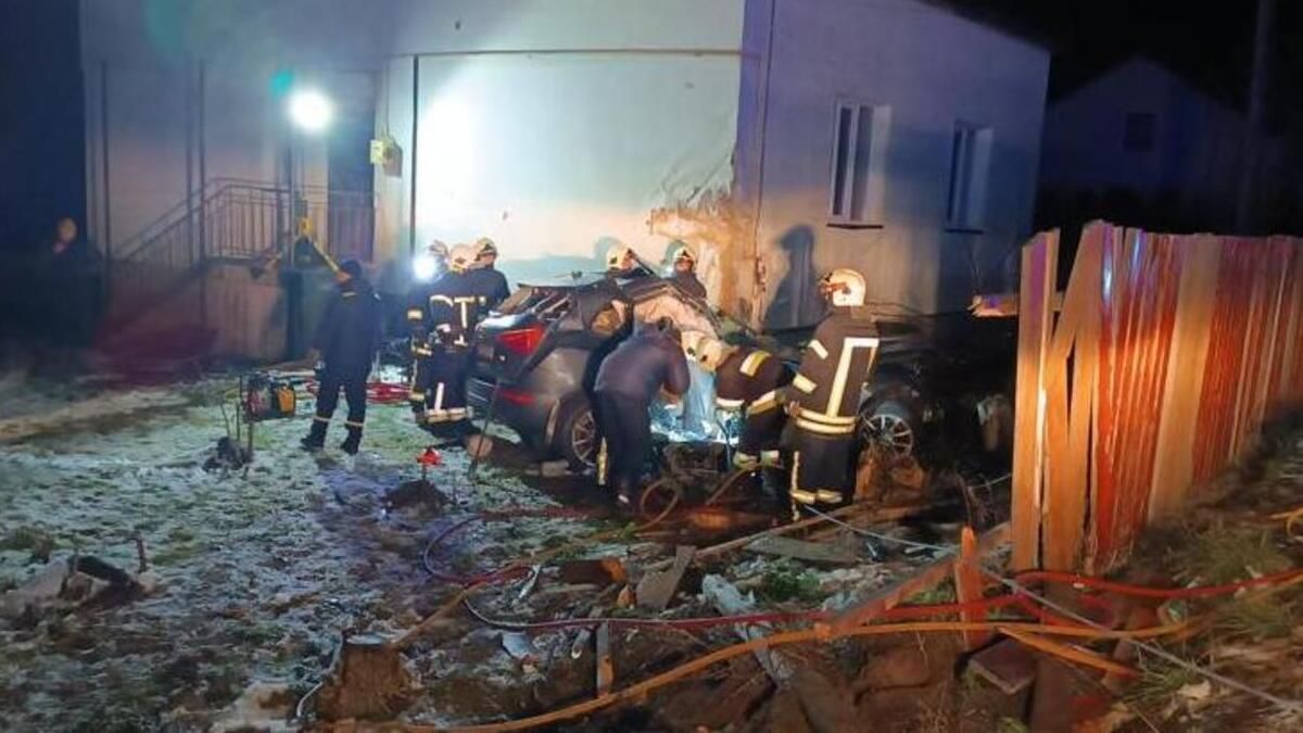У Жовкві автомобіль в’їхав у стіну будинку, загинули четверо людей