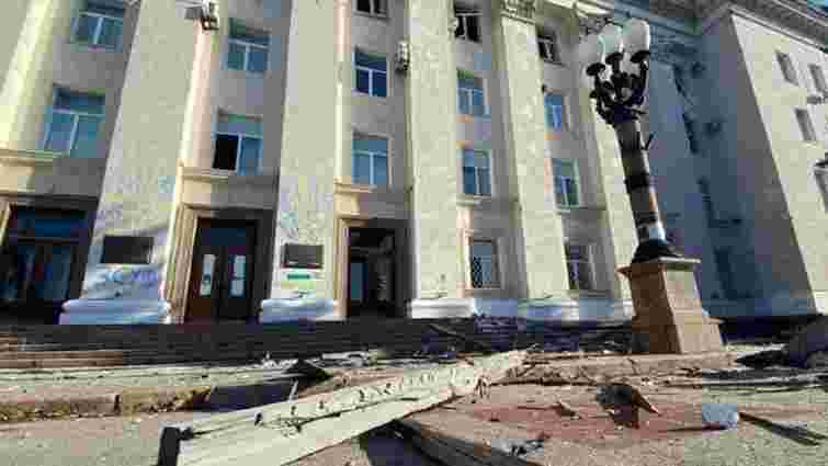 Російські війська вдарили по будівлі адміністрації в Херсоні