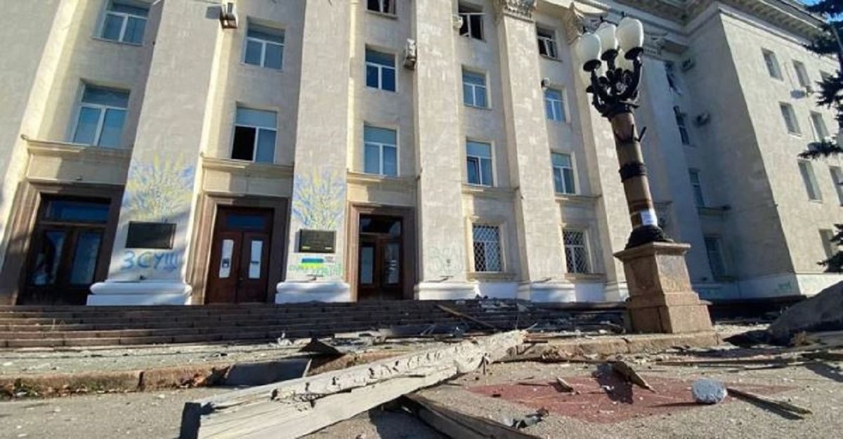 Російські війська вдарили по будівлі адміністрації в Херсоні