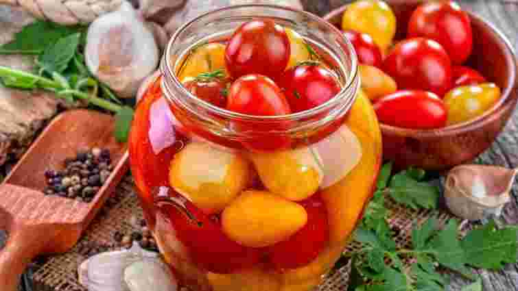 Садимо розсаду: найкращі 5 сортів помідорів для консервування