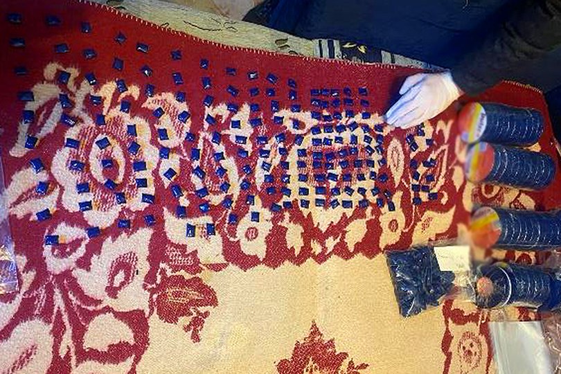 Наркотики, знайдені полцією під час обшуків (фото поліції)