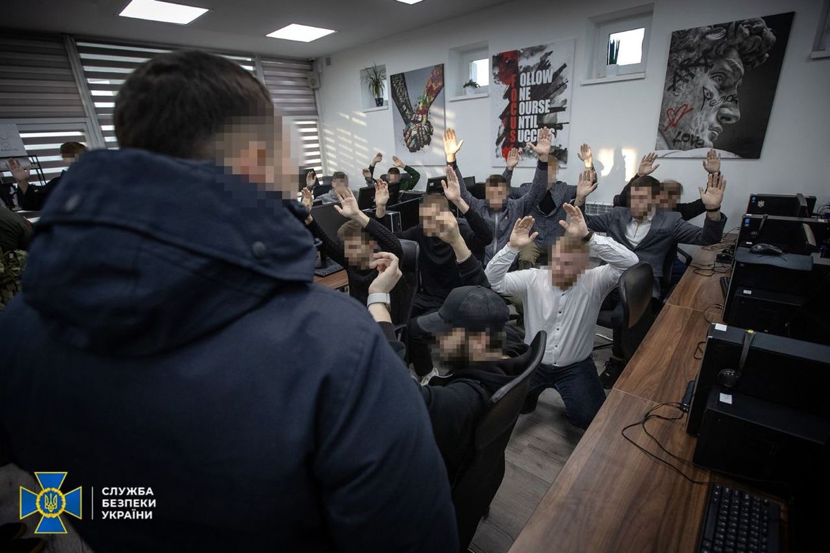 СБУ викрила шахраїв, які вкрали з рахунків мешканців Маріуполя 100 млн грн