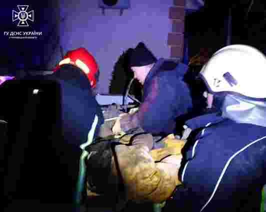 50-річний чоловік вижив після падіння в 15-метрову криницю на Буковині 