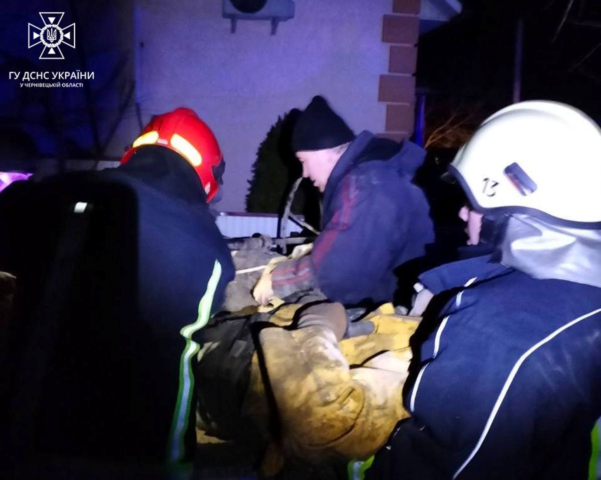 50-річний чоловік вижив після падіння в 15-метрову криницю на Буковині 