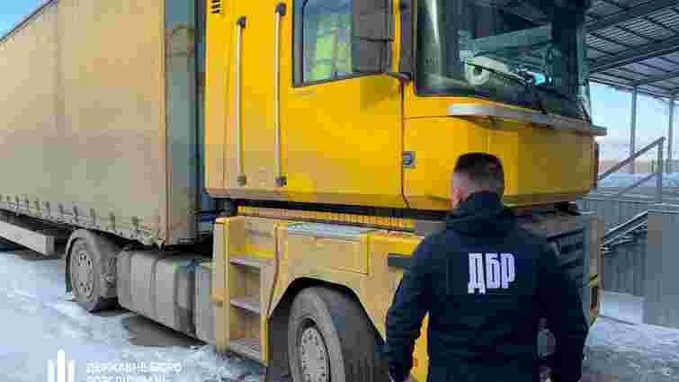 ДБР виявило на Буковині вантажівку з російськими запчастинами на 2,5 млн грн