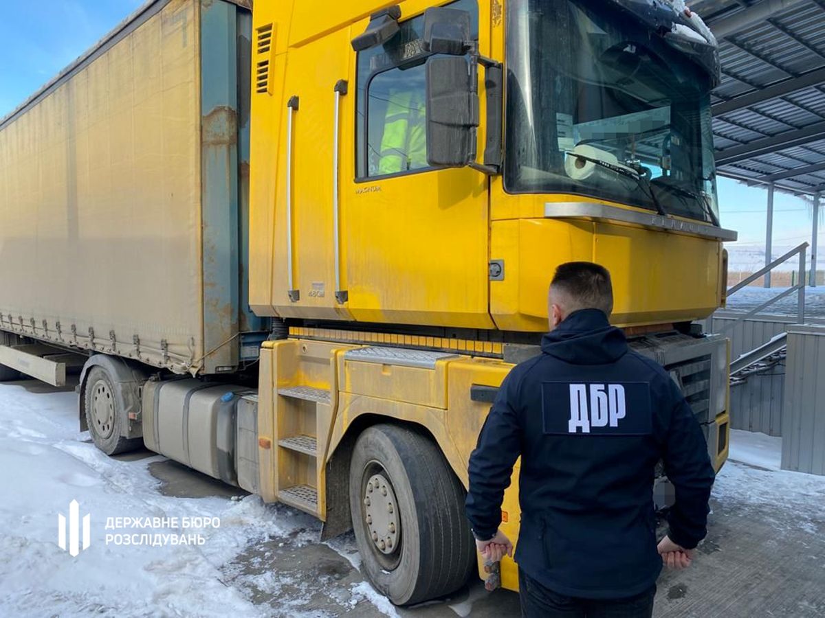 ДБР виявило на Буковині вантажівку з російськими запчастинами на 2,5 млн грн