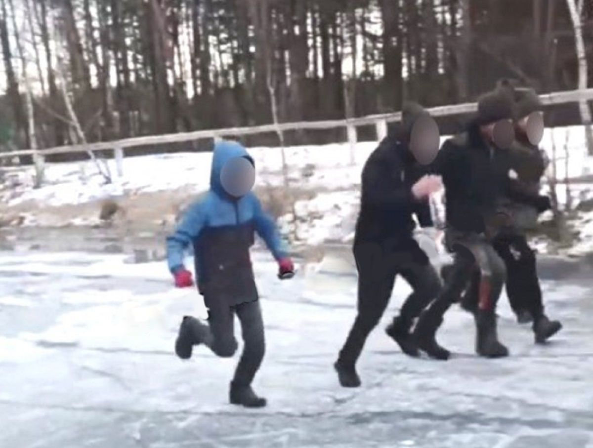 На батьків п'ятьох школярів з Рівненщини склали протоколи за катання на льоду
