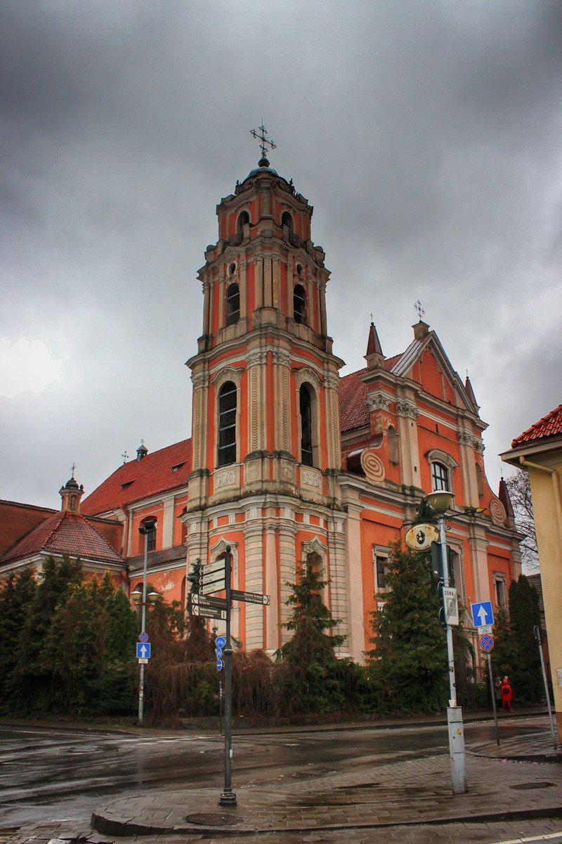 Костел Всіх Святих у денному світлі