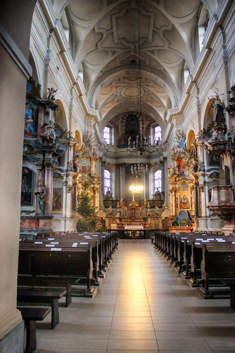 Інтер'єр костелу Всіх Святих у денному світлі