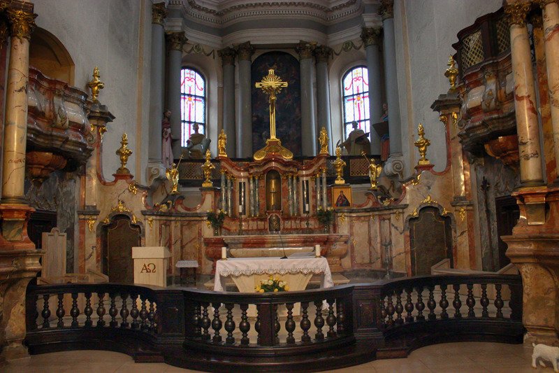 Інтер'єр костелу Всіх Святих у денному світлі