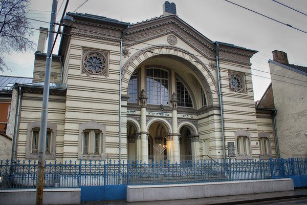 Хоральна синагога «Таарат Ха-Кодеш» або Синагога на Завальній. Єдина збережена синагога із 105, які існували у Вільнюсі до Другої світової війни