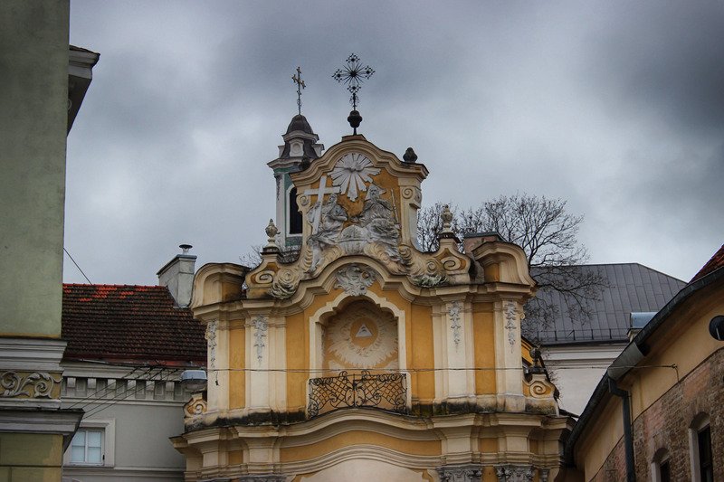 Верхня частина брами Василіанського греко-католицького монастиря