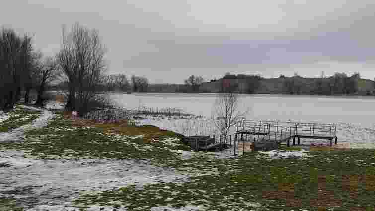 Двоє підлітків провалилися під кригу на міському озері в Жидачеві