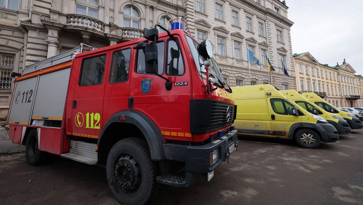 Благодійники передали на передову три «швидкі» і пожежну машину