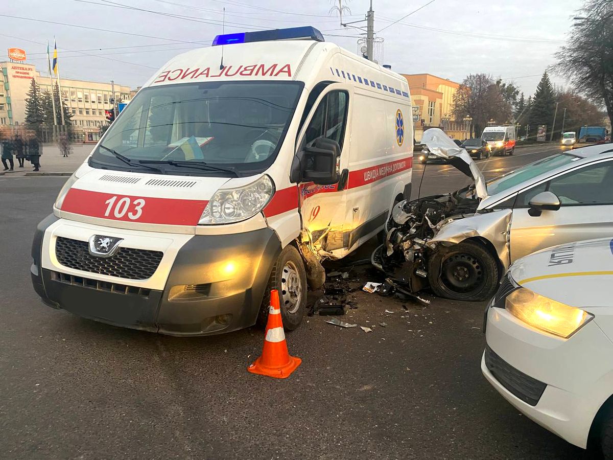 «Швидка» з пацієнтом потрапила у ДТП в центрі Рівного