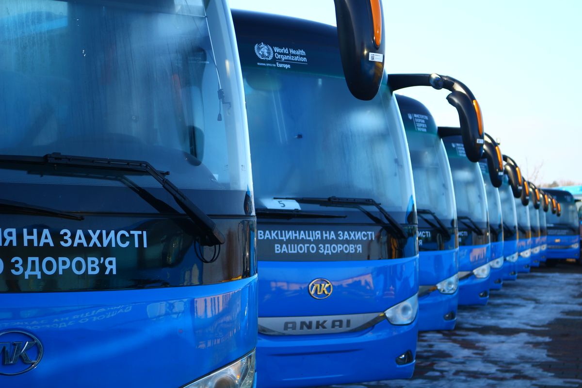 ВООЗ передала українським медикам майже 60 автобусів для вакцинації