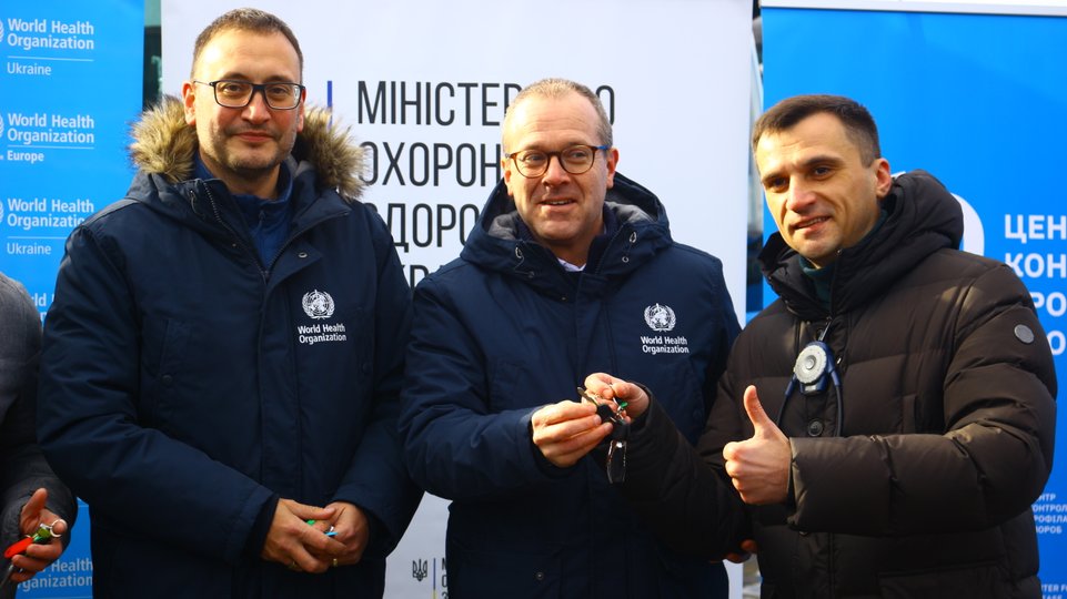 Ганс Клюга та Ярно Хабхт передає автобусні клавіші