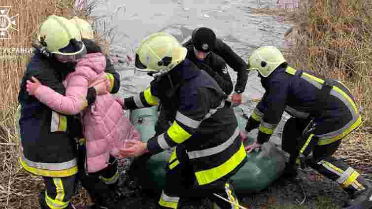 У Бродах 12-річна дівчинка провалилася під кригу на озері