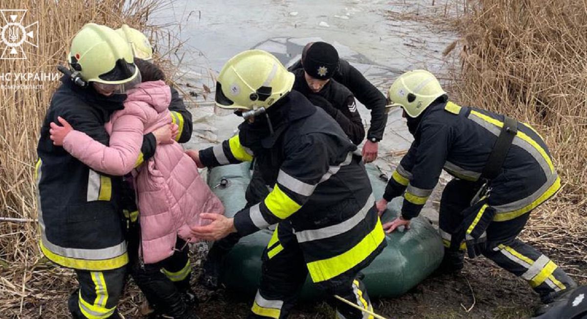 У Бродах 12-річна дівчинка провалилася під кригу на озері