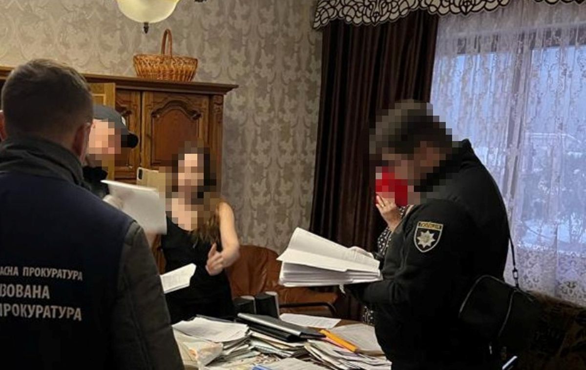 Посадовиця закарпатського нацпарку намагалася втекти під час вручення підозри